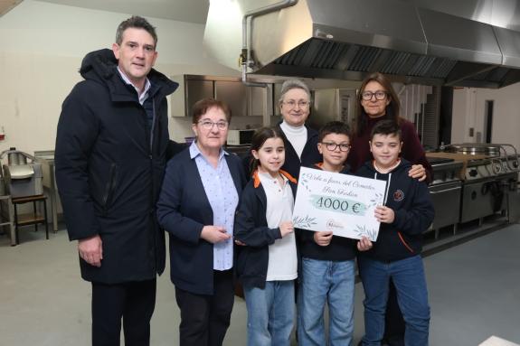 Imagen de la noticia:El Colegio A Milagrosa, de Lugo, entrega al comedor de San Froilán los 4.000 euros recaudados en la carrera solidaria organi...