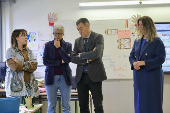 Imaxe da nova:O conselleiro de Educación salienta o dinamismo da biblioteca escolar do colexio Menéndez Pelayo de Lugo