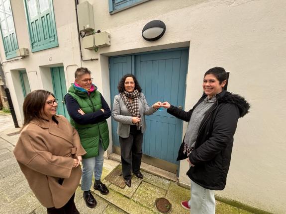 Imagen de la noticia:Belén do Campo hace entrega de una vivienda pública vacante en alquiler rehabilitada al amparo del programa Rexurbe