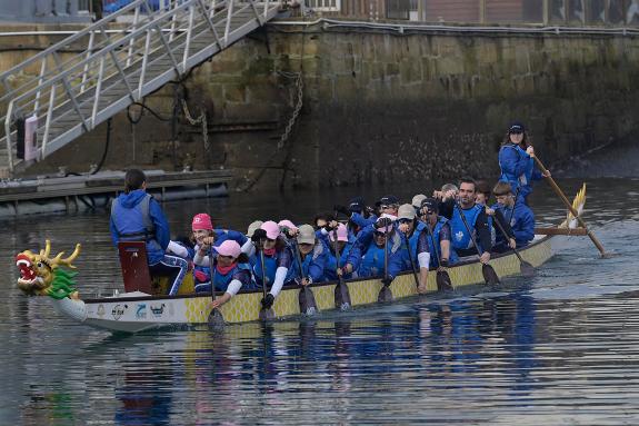 Imagen de la noticia:Diego Calvo acompaña en un entrenamiento a las integrantes de la asociación Bolboretas A Coruña Dragón Boat BCS