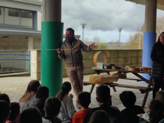 Imaxe da nova:A Xunta leva o proxecto Artesanía na escola a centros da Coruña e de Oleiros