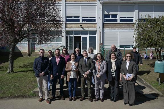 Imagen de la noticia:Román Rodríguez anuncia la adjudicación del cambio de cubierta del Colexio Plurilingüe O Cruce por casi medio millón de euro...