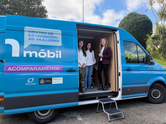 Imagen de la noticia:Martina Aneiros destaca la apuesta de la Xunta por la prevención contra el machismo durante la visita a un CIM móvil en Fene