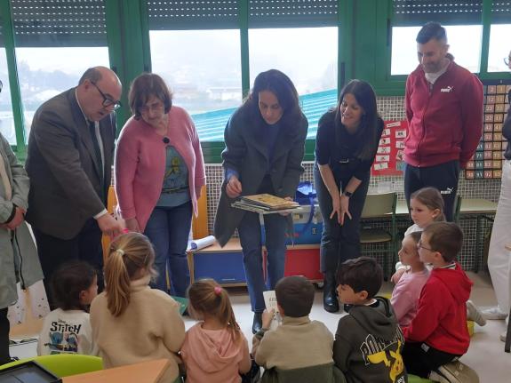Imagen de la noticia:La Xunta destaca el compromiso del colegio de Sabarís, en Baiona, con el fomento de la lectura desde la biblioteca escolar