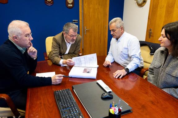 Imagen de la noticia:Portos de Galicia y la cofradía de Corcubión evalúan vías para facilitar nuevas actividades en la sede del pósito