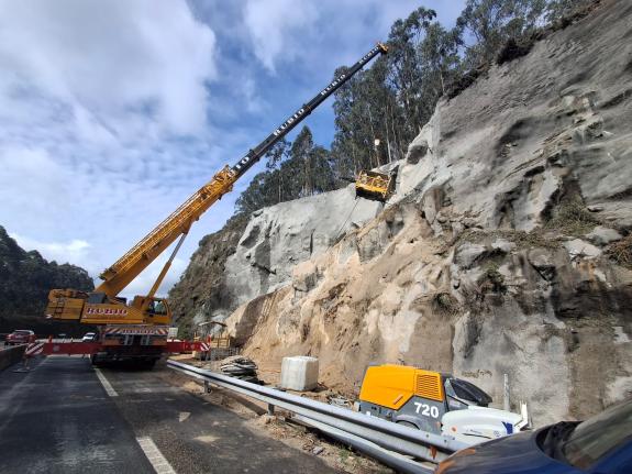 Imagen de la noticia:La Xunta avanza en los trabajos de reparación del talud de la autopista AG-57 del Val Miñor
