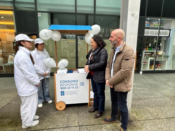 Imagen de la noticia:Belén do Campo participa en el Día Mundial de los Derechos de las Personas Consumidoras en la mesa informativa en la plaza d...