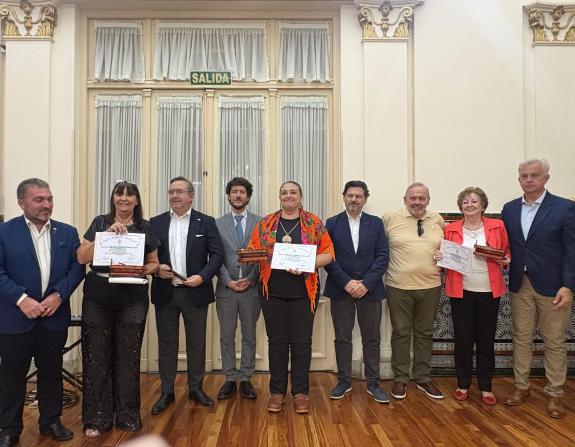 Imagen de la noticia:La Xunta reivindica el papel femenino en la emigración gallega en la entrega de galardones 'La Barca de Sálvora a la Mujer G...