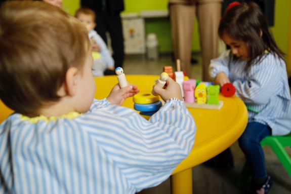 Imagen de la noticia:Las familias pueden solicitar desde mañana plaza en las escuelas infantiles de la Xunta de Galicia para el próximo curso 202...