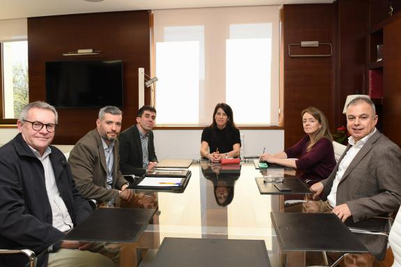 Imaxe da nova:A conselleira María M. Allegue mantén un encontro co director da Escola de Enxeñaría de Camiños da Iniversidade da Coruña