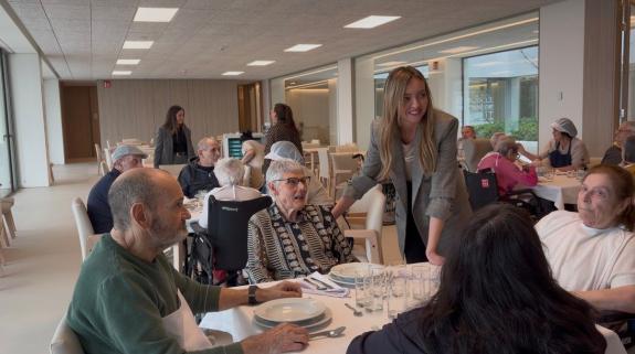 Imagen de la noticia:Fabiola García visita los primeros usuarios de la nueva residencia pública de mayores de A Coruña