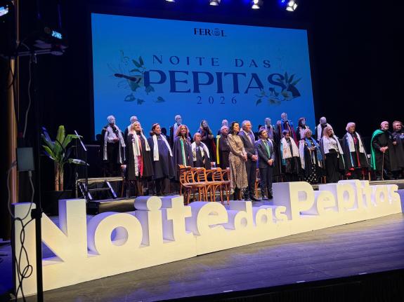 Imagen de la noticia:Martina Aneiros asiste al acto de homenaje a las madrinas y rondallistas de honor que celebró también la Irmandade con Mondo...