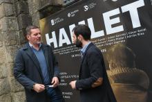 López Campos asiste á obra ‘Hamlet’, que terá funcións no Salón Teatro ata o 3 de maio