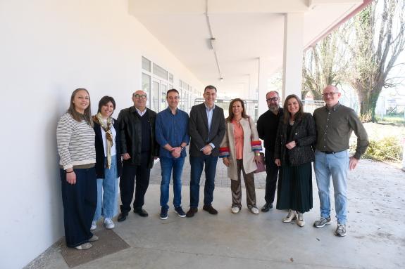 Imaxe da nova:Román Rodríguez comproba o avance das obras de ampliación do Colexio San Tomé, en Cambados, onde a Xunta inviste preto de 1 M€