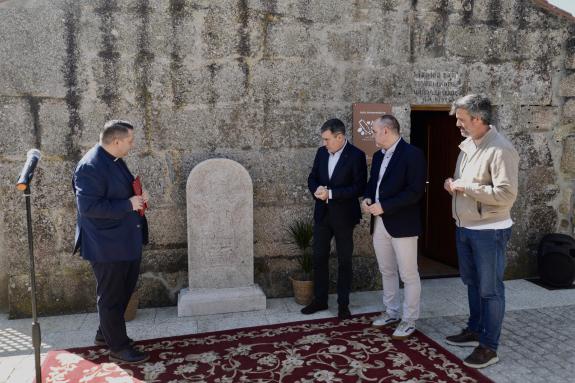 Imaxe da nova:A Xunta cede á parroquia de San Vicente do Grove unha escultura realizada no CIFP de Cantería de Galicia