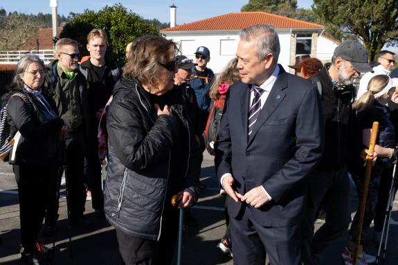 Imagen de la noticia:Gómez Caamaño traslada su apoyo a los peregrinos de la Asociación Española de Anxioedema Familiar que caminan por la visibil...