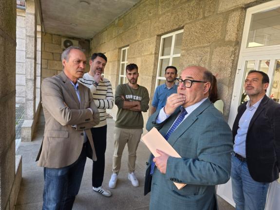 Imaxe da nova:O delegado territorial visita o resultado dos traballos de reforma do ascensor do IES San Paio