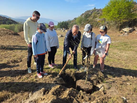 Imaxe da nova:O delegado territorial celebra o Día Mundial da Árbore plantando 150 exemplares xunto aos alumnos do CEIP de Pontesampaio