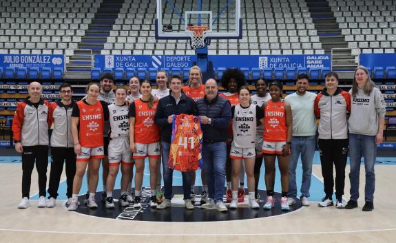 Imaxe da nova:Javier Arias traslada o apoio da Xunta ás xogadoras do Ensino antes da súa participación na Copa da Raíña en Tarragona