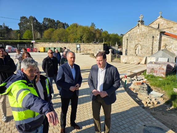 Imaxe da nova:Avanzan a bo ritmo os traballos de recuperación do espazo peonil da contorna da igrexa de Santa María de Sacos nos que a Xunta invi...