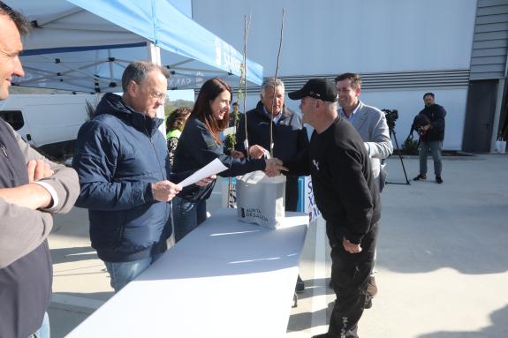 Imaxe da nova:Medio Rural entrega en Sanxenxo máis de 1.400 árbores autóctonas para plantar en faixas secundarias e contribuír á prevención de in...