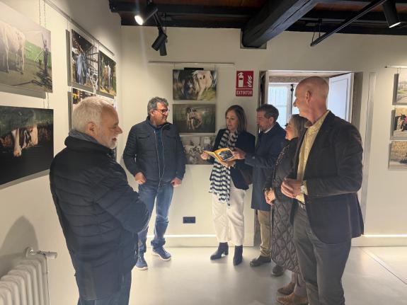 Imaxe da nova:Medio Rural participa na clausura da mostra fotográfica De cando as vacas son vacas en Curtis