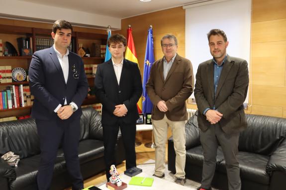 Imaxe da nova:Manuel Pardo recibe aos estudantes da Universidade de Vigo que lle presentaron un proxecto virtual sobre o funcionamento da ONU