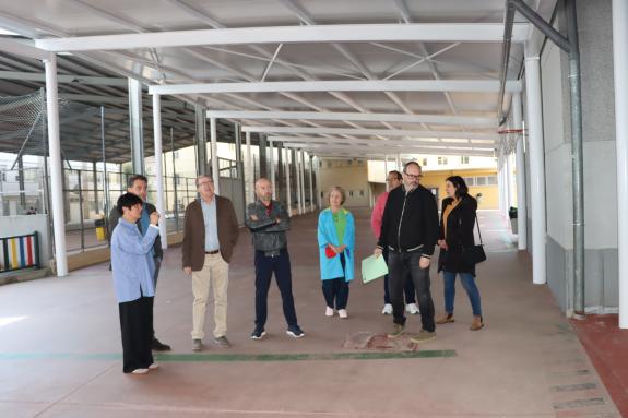 Imaxe da nova:O delegado territorial de Ourense supervisa o remate das obras da nova cuberta do CEIP de Prácticas ás que a Xunta destina preto de...