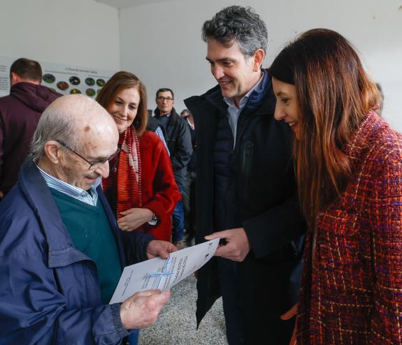 Imaxe da nova:María José Gómez entrega os títulos da parcelaria de Alfoz, que triplica a superficie media das parcelas