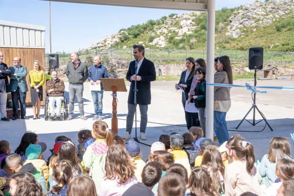 Imaxe da nova:A Xunta contribúe ao fomento do deporte na poboación escolar co apoio ás melloras levadas a cabo no pavillón do CEIP Fontes-Baíña d...