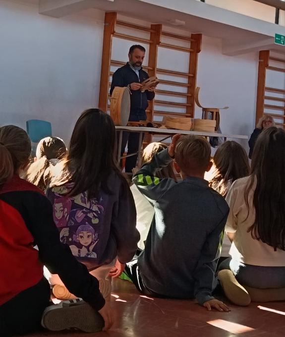 Imagen de la noticia:La Xunta muestra en Cerceda los oficios artesanales de la elaboración de zocos y de la construcción de panderetas