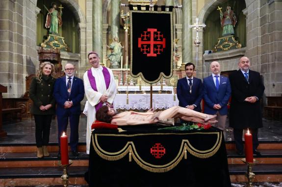 Imaxe da nova:Martina Aneiros asiste á bendición do novo Cristo do Desencravo da Confraría do Santo Enterro