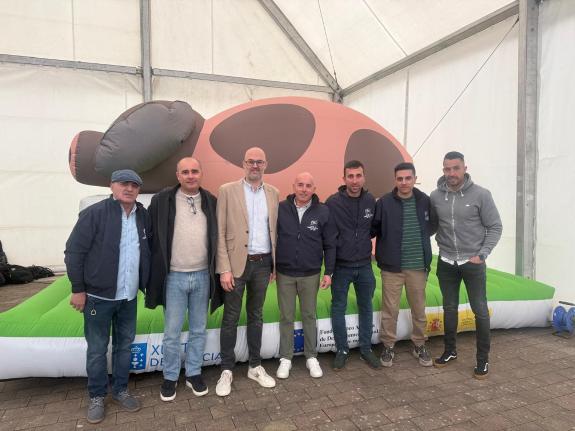 Imagen de la noticia:Medio Rural pone en valor los productos del sello artesanía alimentaria en la Fiesta del Cerdo Celta de Friol