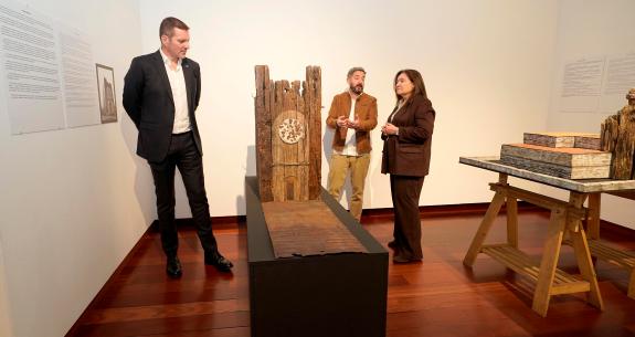 Imaxe da nova:López Campos salienta a “homenaxe sustentable” ao patrimonio de Galicia na exposición ‘O camiño das bateas’, de Kike Ortega