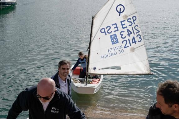 Imaxe da nova:Diego Calvo acompaña aos participantes nos bautismos de mar de vela, organizados polo Real Club Náutico de La Coruña