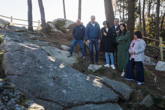 Imaxe da nova:Reguera visita o resultado das obras de limpeza e escavación do petroglifo de Outeiro do Cribo e informa sobre a nova convocatoria ...