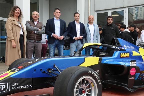 Imaxe da nova:O piloto lucense Alonso Liste presenta o vehículo adaptado no CIFP As Mercedes co que disputará o Campionato Europeo de Montaña