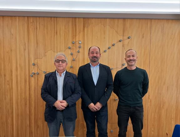 Imaxe da nova:Xosé Merelles e o alcalde de Muíños analizan as posibilidades turísticas no eido gastronómico, deportivo e de natureza do concello ...