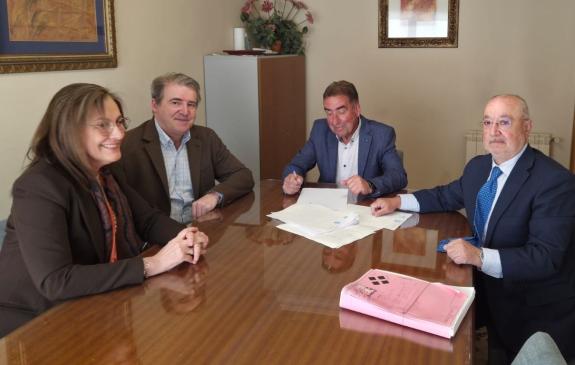 Imagen de la noticia:La Xunta firma un intercambio de permutas en Verín que permite incorporar 1,46 hectáreas al banco de tierras