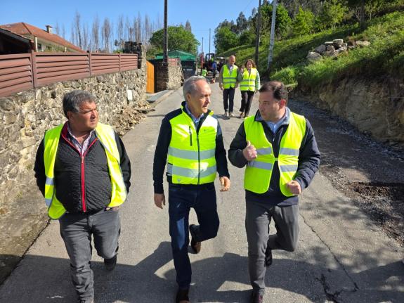 Imagen de la noticia:Cerdedo-Cotoade amplía y mejora el acceso a Tenorio entre el campo de fútbol y el local de la escuela de música gracias a un...
