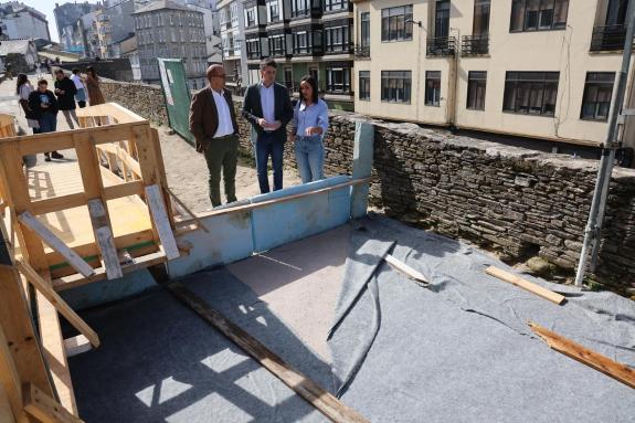 Imaxe da nova:A Xunta aplica un novo pavimento no adarve da Muralla no treito rehabilitado á altura da rúa do Moucho