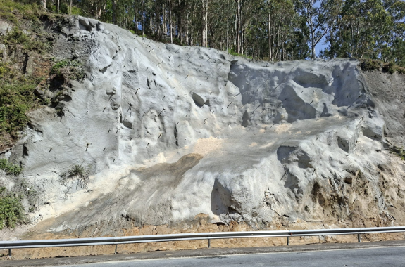 Imaxe da nova:A Xunta remata as obras de estabilización do noiro  do tramo da AG-57 afectado polo temporal ao seu paso por Gondomar, tras un inve...