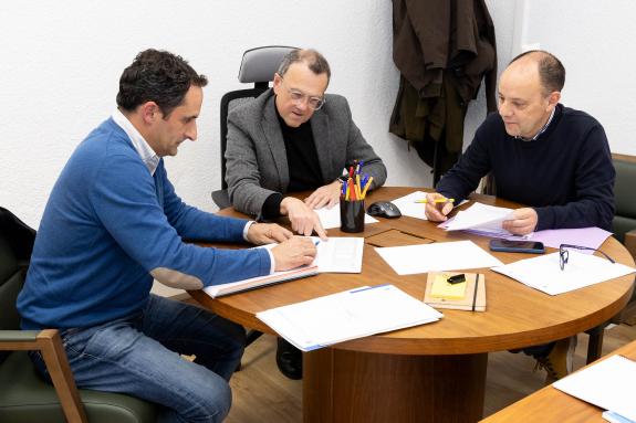 Imagen de la noticia:Ya son 292 los ayuntamientos que solicitaron su adhesión al convenio de gestión de la biomasa de Medio Rural