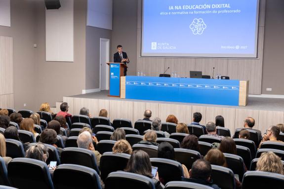 Imaxe da nova:Galicia incluirá como obrigatoria a formación dixital do profesorado e valorará estes coñecementos como méritos nos procesos select...