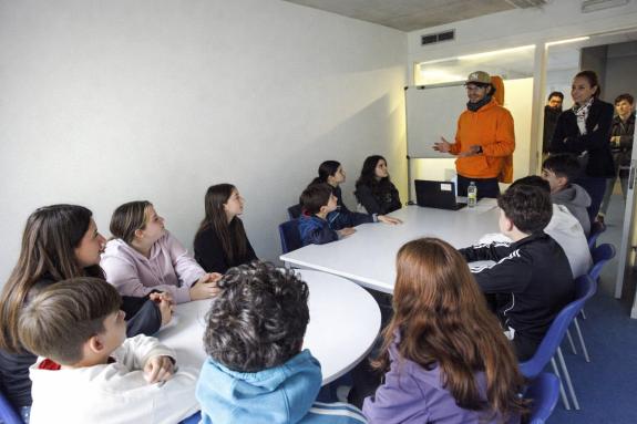 Imagen de la noticia:La Xunta visita en Os Peares el programa SpringWeek en el que 1.400 alumnos mejoran su nivel de inglés