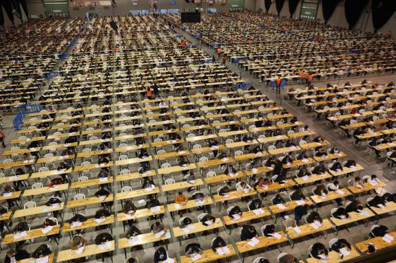 Imagen de la noticia:Un total de 15.733 personas se inscriben en las oposiciones de la enseñanza que se celebrarán este verano