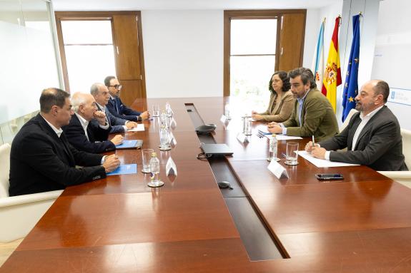 Imaxe da nova:A Xunta culmina co sector empresarial e turístico da Coruña a rolda de contactos para explicar a súa postura respecto da captación ...