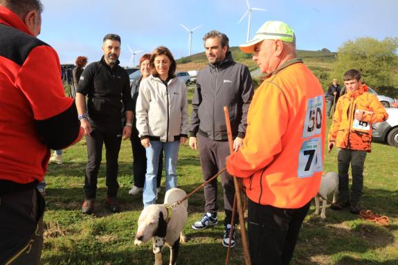 Imagen de la noticia:Diego Calvo y Ángeles Vázquez asisten a la Supercopa Galicia Terra de Melide de rastro de jabalí con perros de rastro