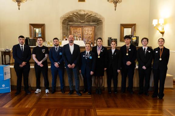 Imagen de la noticia:Xosé Merelles entrega el premio gallego de coctelería que recayó en Gabriel Vilar Longarela