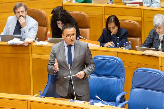 Imagen de la noticia:La Xunta abordará el absentismo laboral con medidas acordadas en el marco del diálogo social y apela a la oposición al conse...